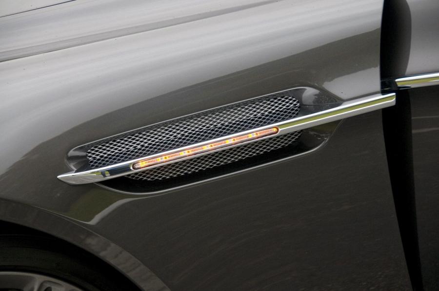 Детали экстерьера Aston Martin Rapide 2010 года  (NA) (фото 54 из 57)